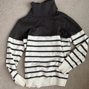 Mindy Mae’s Market Boutique Womens Grey + White Turtleneck/Cowlneck Sweater